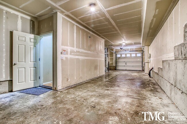 Building Photo - Contemporary 2 Bed 2.5 Bath Townhome in Hi...