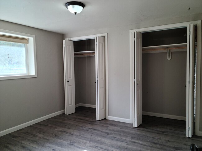 Building Photo - 304 S 13th Ave