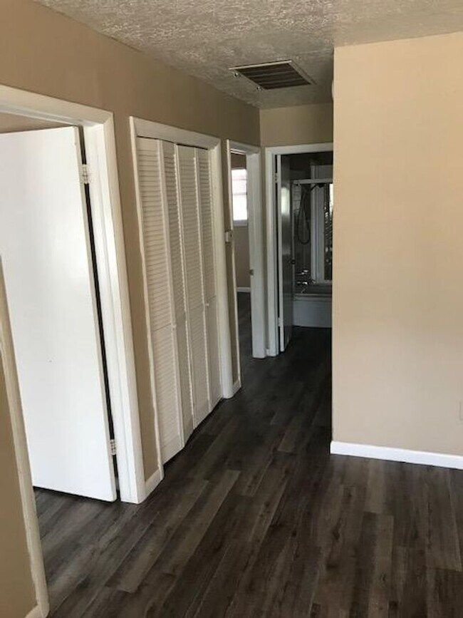 Building Photo - 310-314 Lindsey