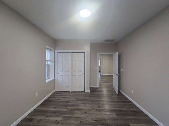 Building Photo - NEW LISTING: 1-Bed w/ Private Laundry & Parking