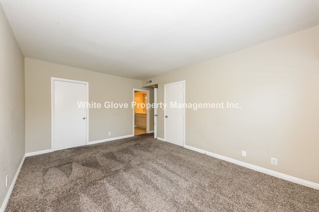 Building Photo - 2 Bedroom Fullerton Townhome