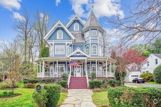 Building Photo - Stunning and Spacious Single Family Home S...