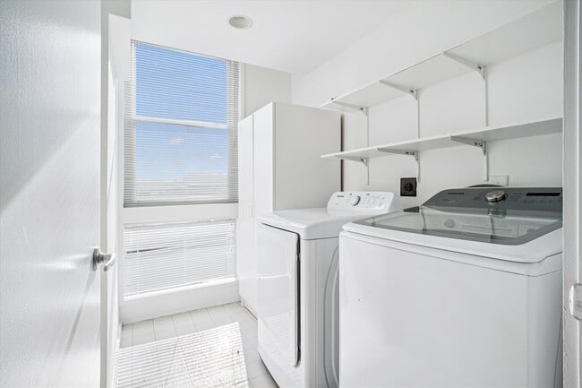 Building Photo - 1662 N Quinn St