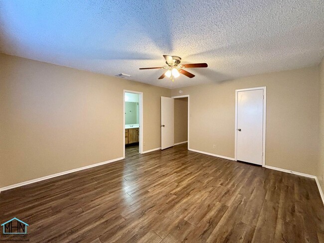 Building Photo - Adorable 3 bedrooms and 2 bathrooms, singl...