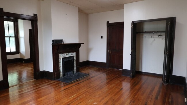 Building Photo - 302 E 8th St SW