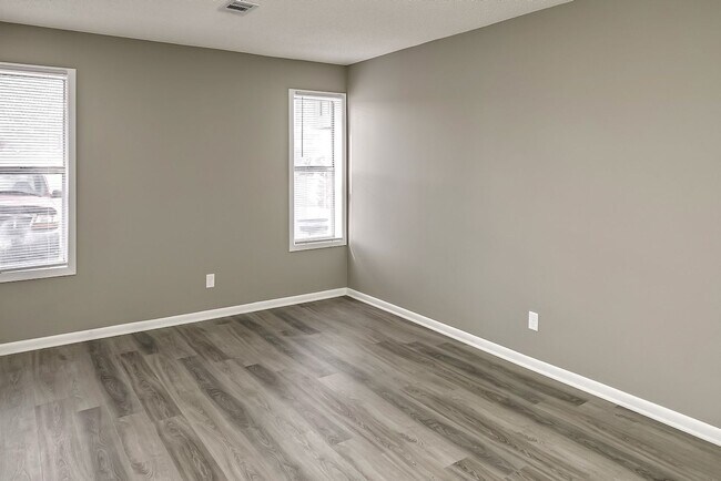 Building Photo - Updated 2-Bed and 1.5- Bath Apartment with Balcony!