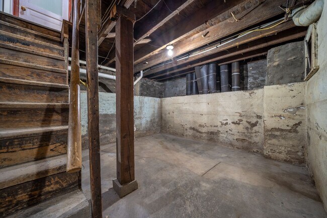 Building Photo - 748 Fairview Ave NE