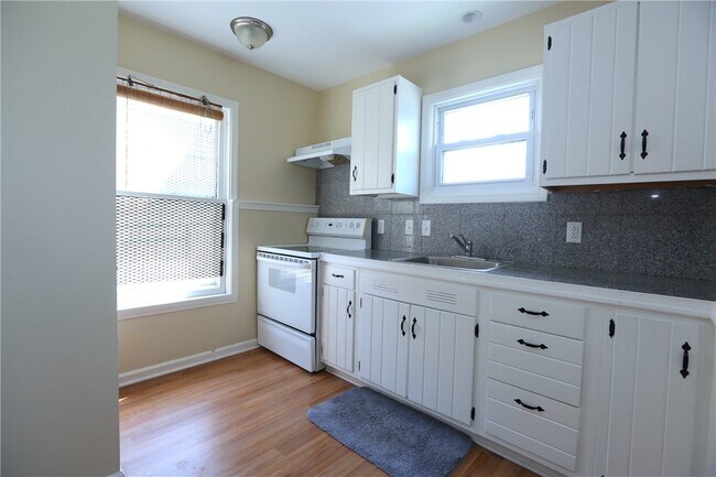 Building Photo - 733 University Ave