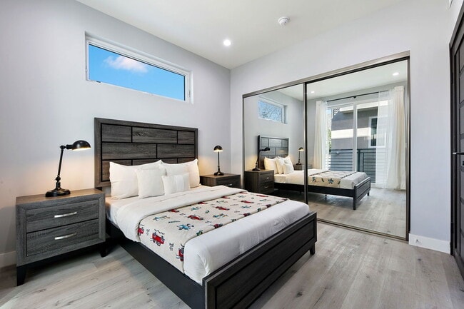 Building Photo - 13637 N Fellows Ave