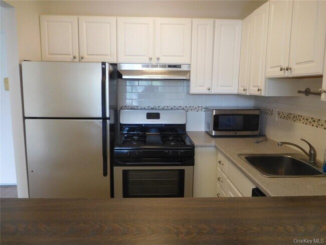 Building Photo - 2 Consulate Dr