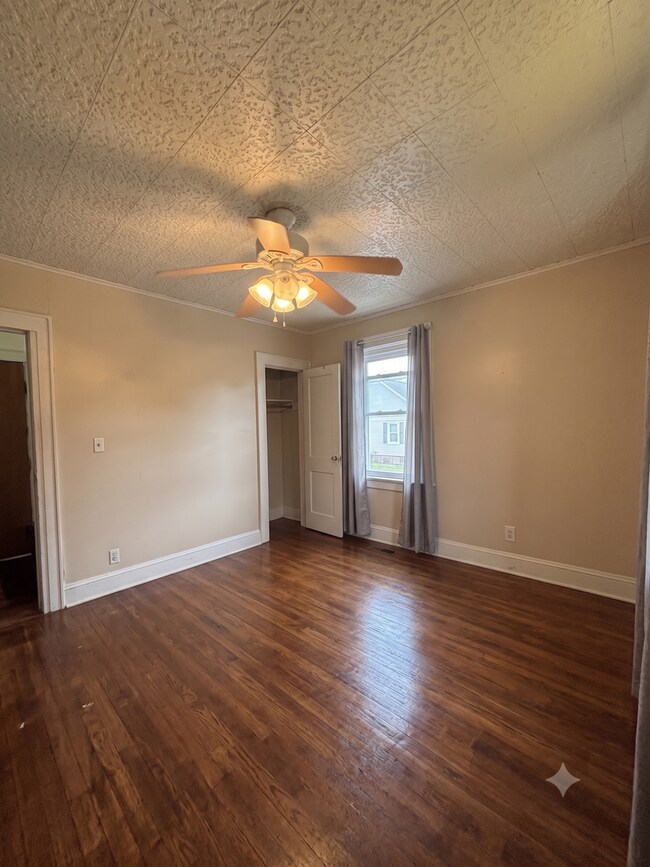 Building Photo - 4-Bedroom, 1-Bathroom Residence w/ Washer and Dryer
