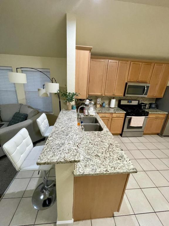 Building Photo - 625 Hutchins Dr