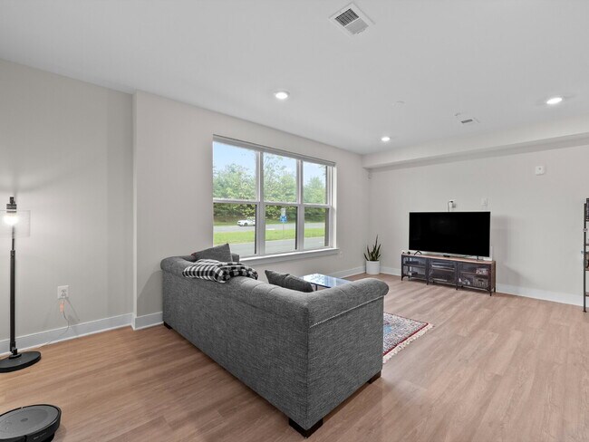 Building Photo - Stylish Townhome in Sought-After Ashburn L...