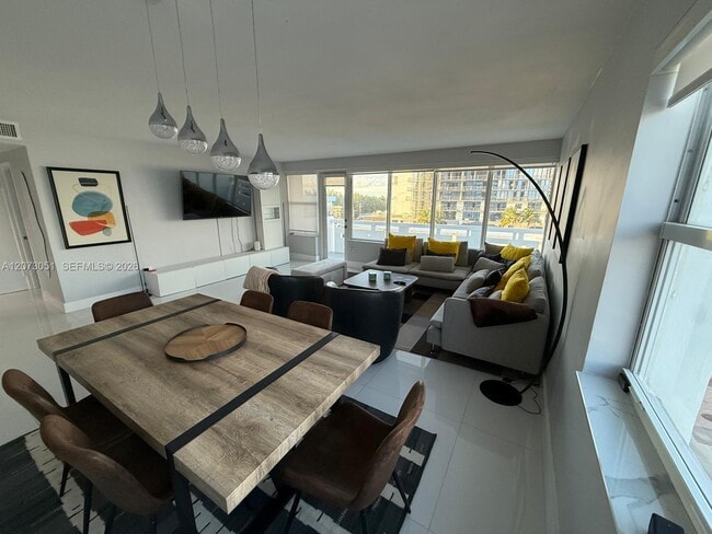 Building Photo - 3111 N Ocean Dr