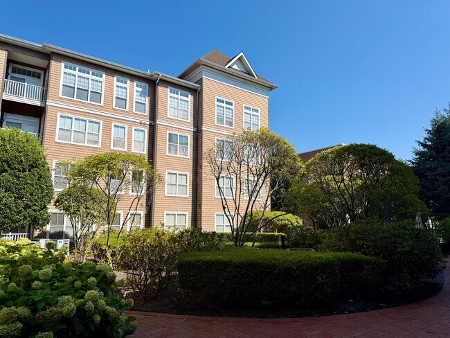 Building Photo - 850 E Main St