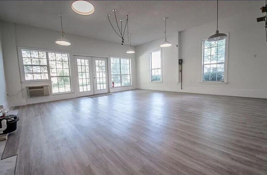 Building Photo - 2 Lauries Pt