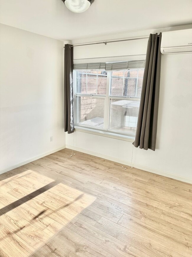 Building Photo - Modern 3 bedroom, 2.5 bathroom Townhome in Mapleleaf!