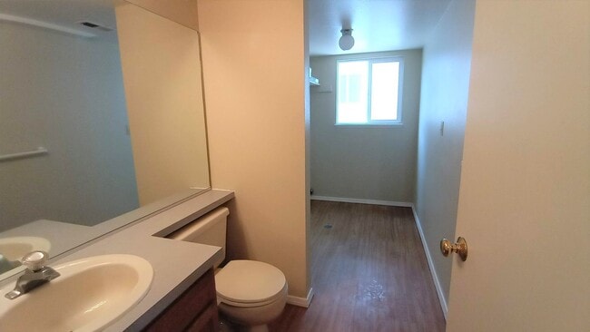 Building Photo - 4 Bed 2.5 Bath Available Now - MileStone R...
