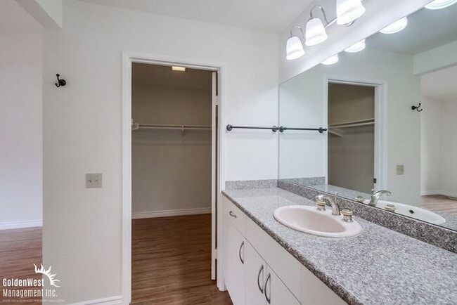 Building Photo - Beautiful 2Bdm 2Ba Condo in La Jolla Colon...