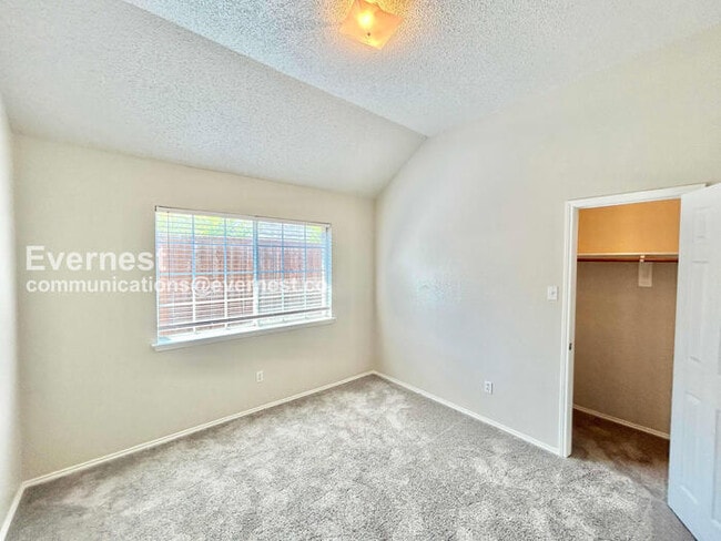 Building Photo - 3 Bed, 2 Bath with Fenced Yard & Garage / Pet-Friendly / Available Now!