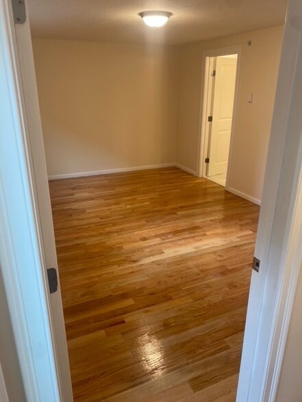 Building Photo - 520 Main St