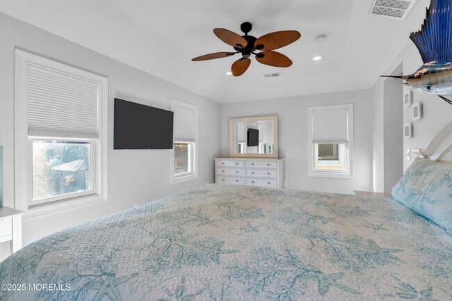 Building Photo - 1003 C St