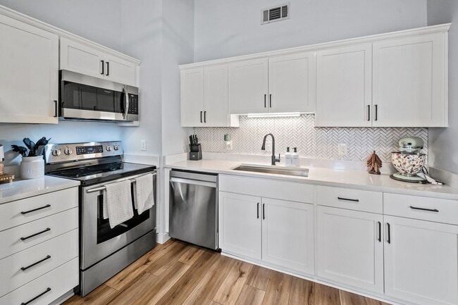 Building Photo - Whitemarsh Island Gem - Charming 3-Bedroom Home on a Corner Lot in Battery Point