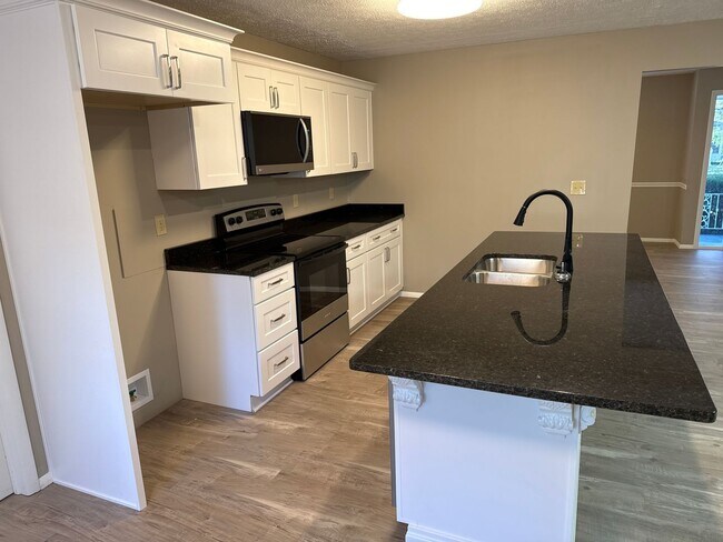 Building Photo - 3 Bedrooms! 2 Baths! 2 Living Areas! Southeast! Remodeled! $2395