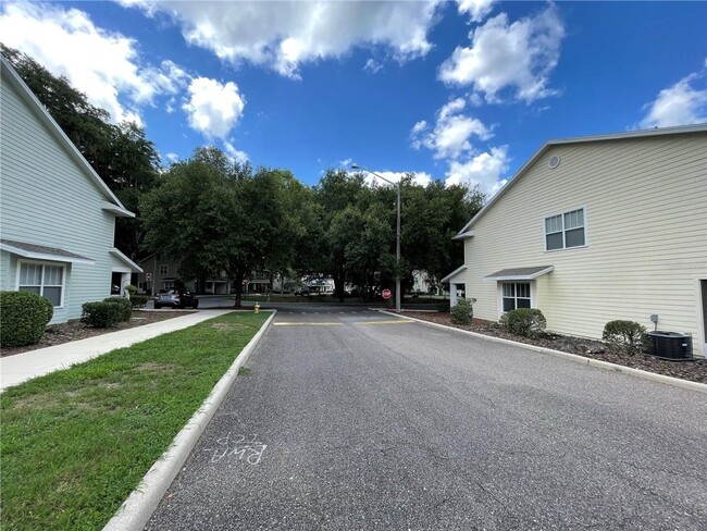 Building Photo - Beautiful 3BR/2.5BA Corner Townhome in Hai...