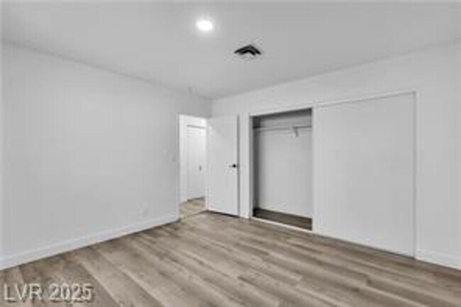 Building Photo - Spacious Single Story Home Near Sahara/Eas...