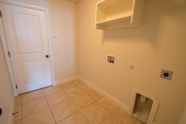 Building Photo - Beautifully crafted 4-2-2 home in Fort Worth.