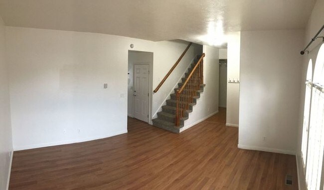Building Photo - Large 4 Bed Townhome