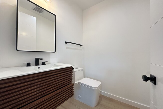 Building Photo - 13843 Burbank Blvd