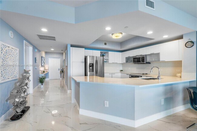 Building Photo - 2650 Lake Shore Dr