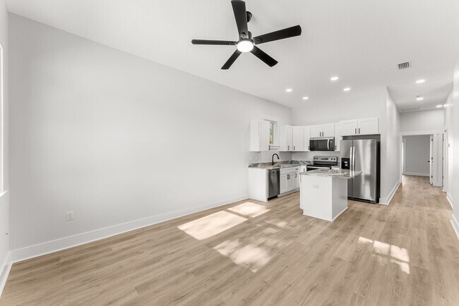 Building Photo - Lagoon Oaks