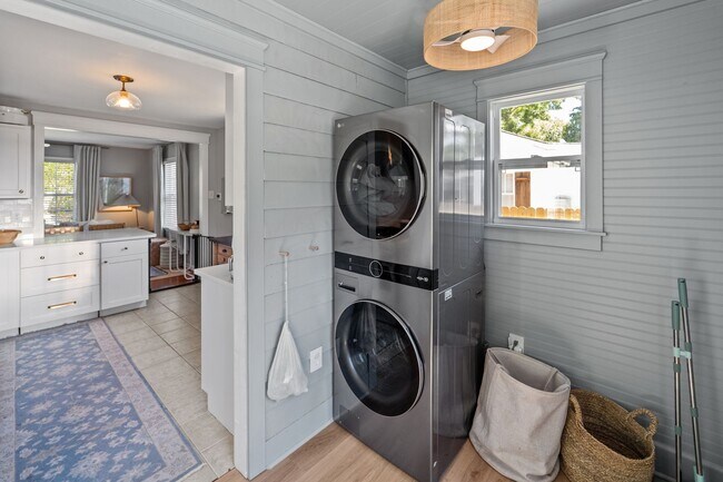 Building Photo - Charming Parkside 2-Bedroom Home Near Daffin Park with Fenced Yard & Patio