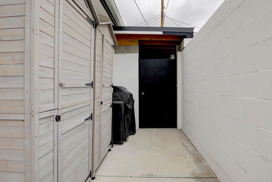 Building Photo - 16615 Los Alimos St