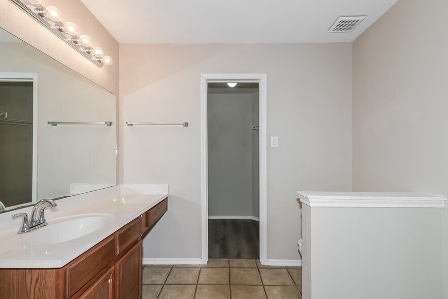 Building Photo - 16406 Chandler Ridge Ln