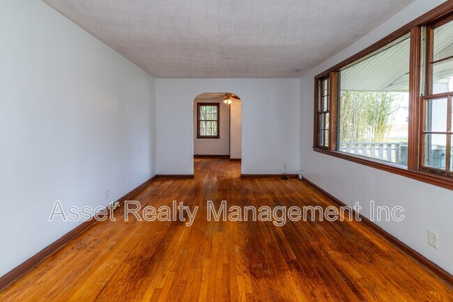 Building Photo - 5501 Lake Shore Dr