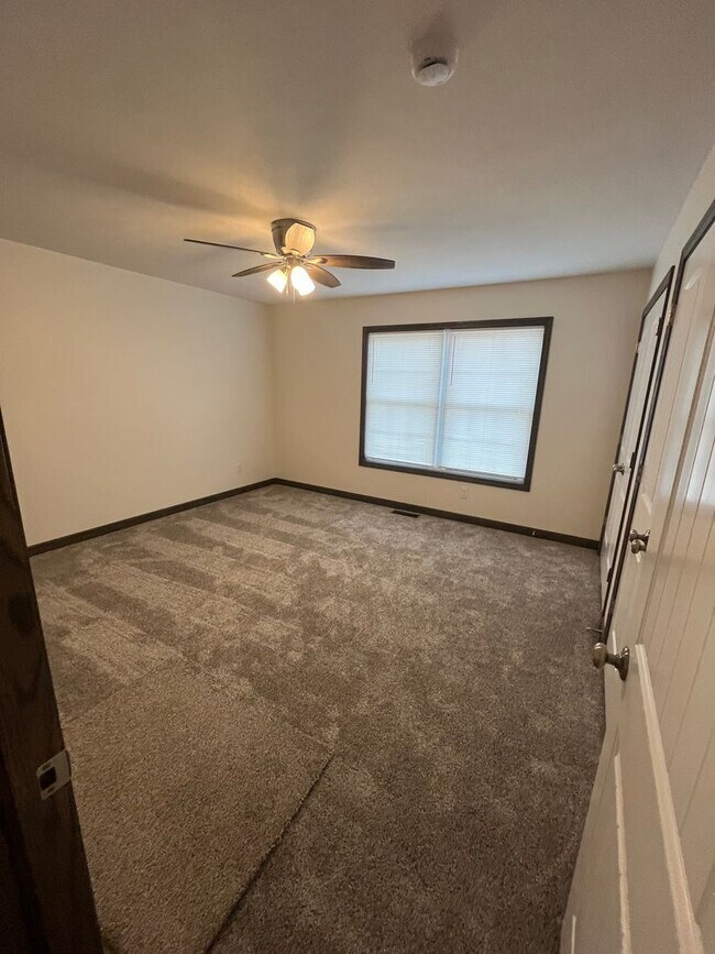 Building Photo - 786 Glory Dr