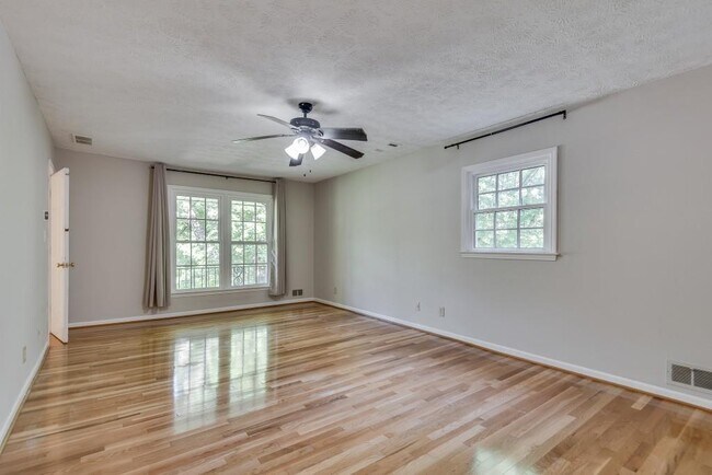 Building Photo - 2663 Rangewood Dr NE