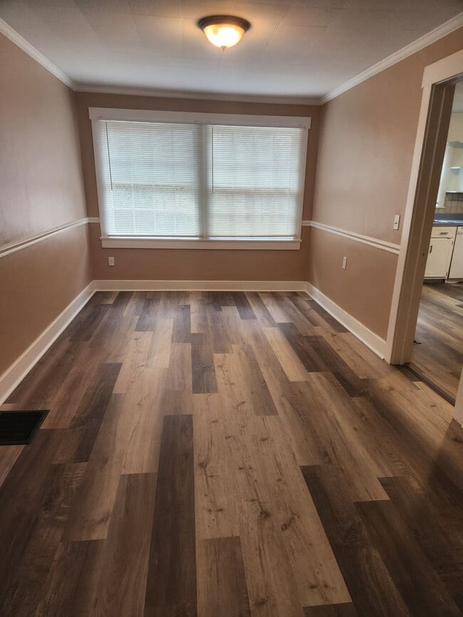 Building Photo - Adorable Bungalow