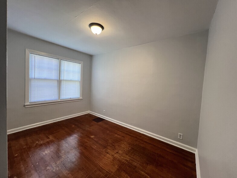 Building Photo - 2021 N Maplewood Ave