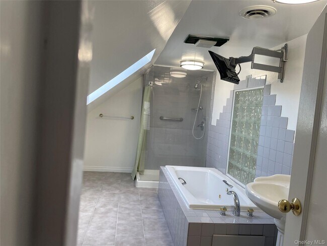 Building Photo - 8 Cameron Ln