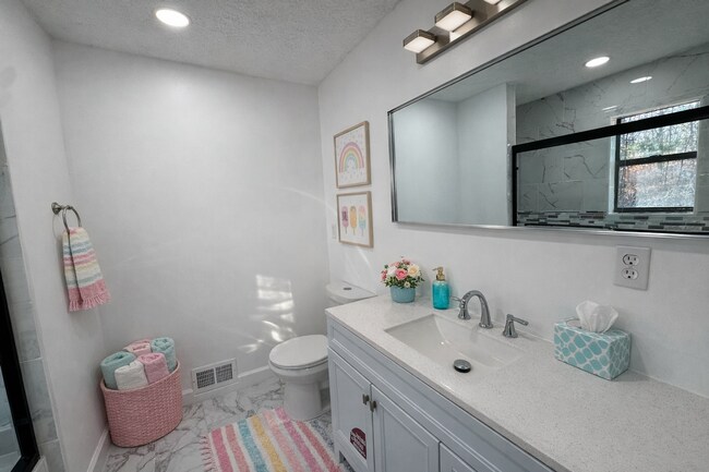 Building Photo - Charming 3 bedroom, 2 bathroom Ranch-Style Home