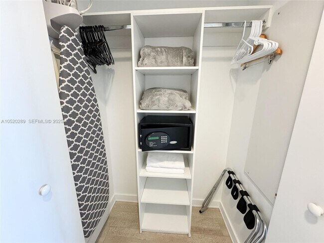 Building Photo - 2602 E Hallandale Beach Blvd