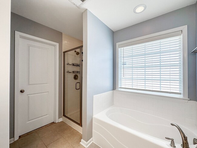 Building Photo - Fully Furnished 3 Bedroom, 2.5 Bathroom Ho...
