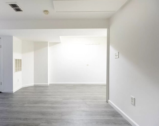 Building Photo - 572 Park Pl