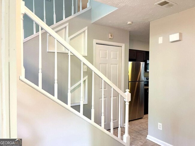 Building Photo - 415 Hillsdale Dr