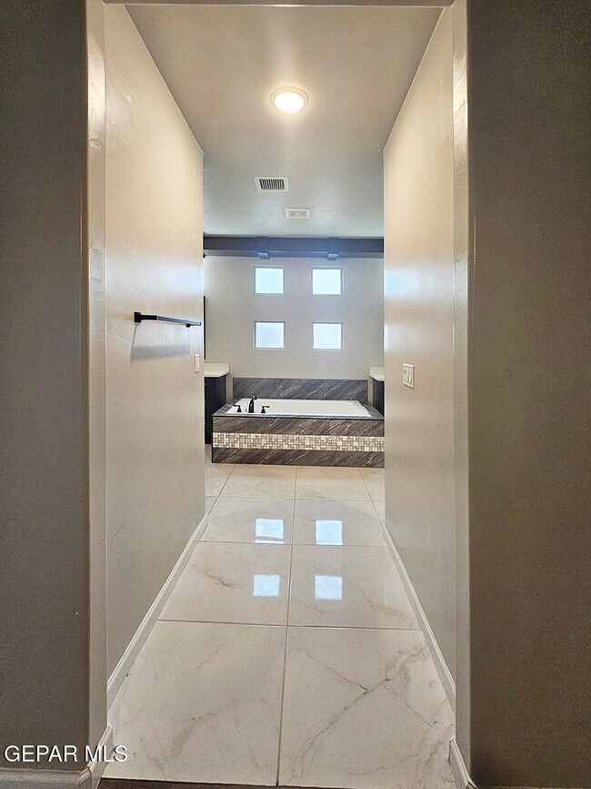 Building Photo - 13185 Tiverton Rd